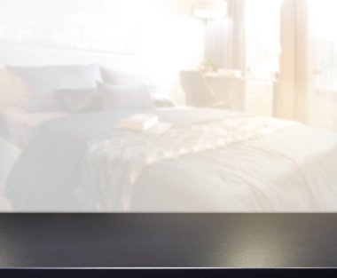 Masa üstü ve bulanıklık arka planda yatak odası