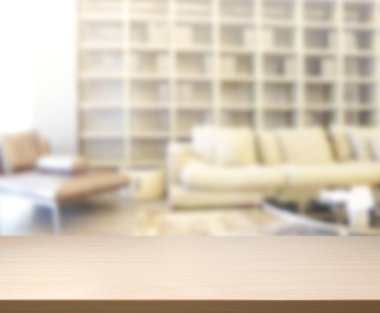 Masa üstü ve arka planın bulanık oturma odası