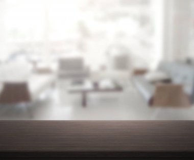 Masa üstü ve arka planın bulanık oturma odası