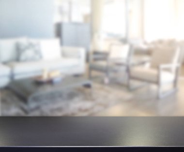 Masa üstü ve arka planın bulanık oturma odası