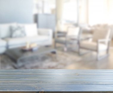 Masa üstü ve arka planın bulanık oturma odası