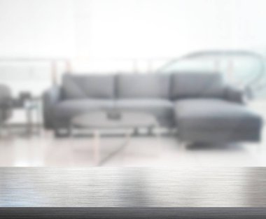 Masa üstü ve arka planın bulanık oturma odası