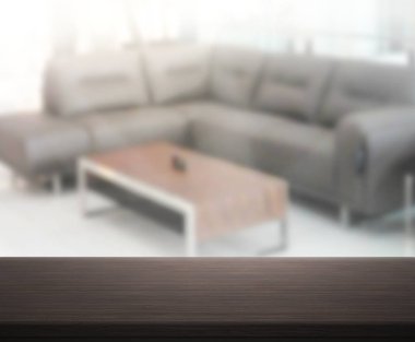 Masa üstü ve arka planın bulanık oturma odası