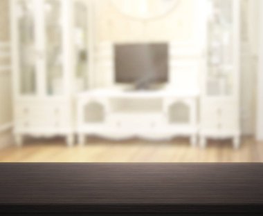 Masa üstü ve arka planın bulanık oturma odası