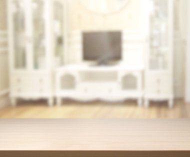 Masa üstü ve arka planın bulanık oturma odası