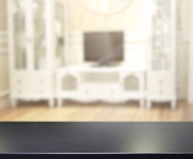 Masa üstü ve arka planın bulanık oturma odası