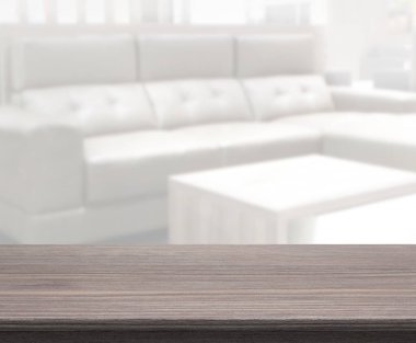 Masa üstü ve arka planın bulanık oturma odası