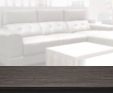 Masa üstü ve arka planın bulanık oturma odası