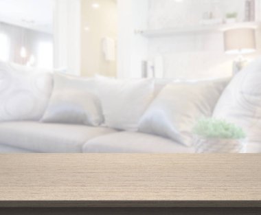 Masa üstü ve arka planın bulanık oturma odası