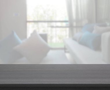 Masa üstü ve arka planın bulanık oturma odası