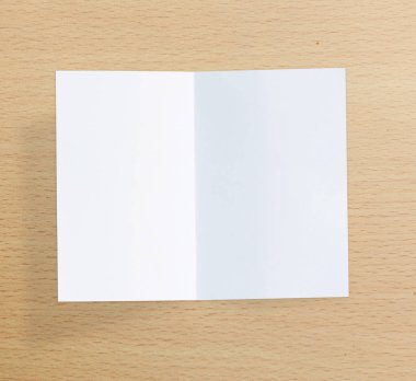 Ahşap masa arka plan üzerinde beyaz kağıt