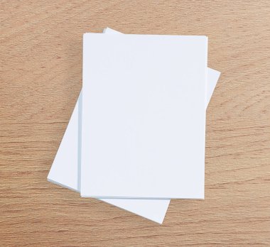 Ahşap masa arka plan üzerinde beyaz kağıt