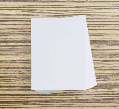 Ahşap masa arka plan üzerinde beyaz kağıt