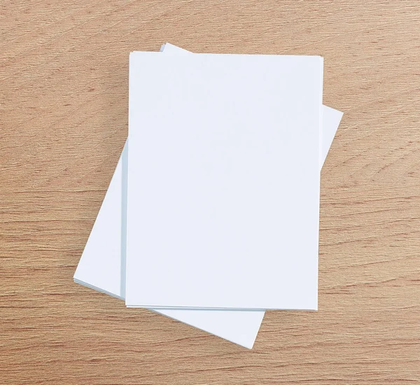 Ahşap masa arka plan üzerinde beyaz kağıt