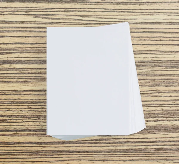 Ahşap masa arka plan üzerinde beyaz kağıt