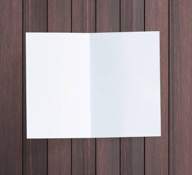Ahşap masa arka plan üzerinde beyaz kağıt