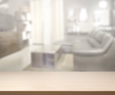 Masa üstü ve arka planın bulanık oturma odası