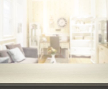 Masa üstü ve arka planın bulanık oturma odası