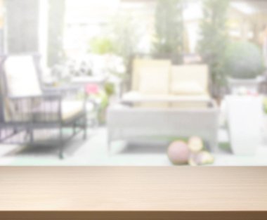 Masa üstü ve arka planın bulanık oturma odası