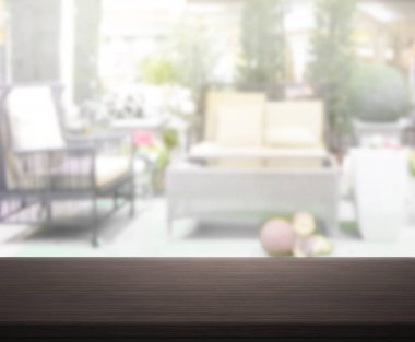 Masa üstü ve arka planın bulanık oturma odası