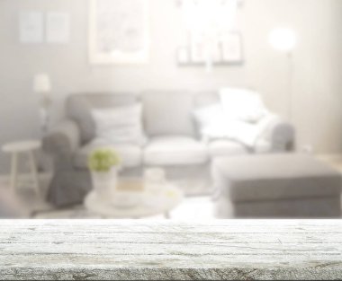 Masa üstü ve arka planın bulanık oturma odası