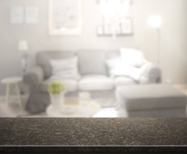 Masa üstü ve arka planın bulanık oturma odası