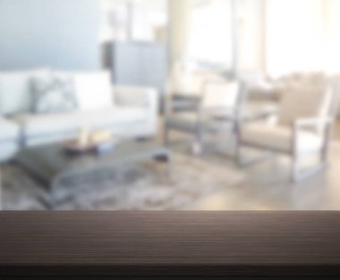 Masa üstü ve arka planın bulanık oturma odası