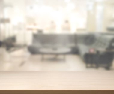 Masa üstü ve arka planın bulanık oturma odası