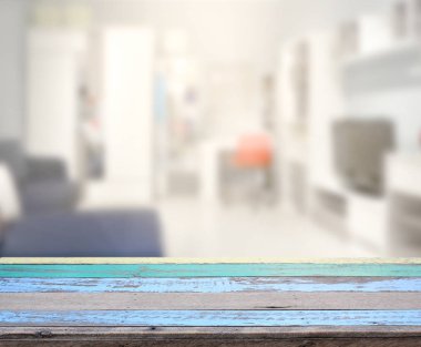 Masa üstü ve arka planın bulanık oturma odası