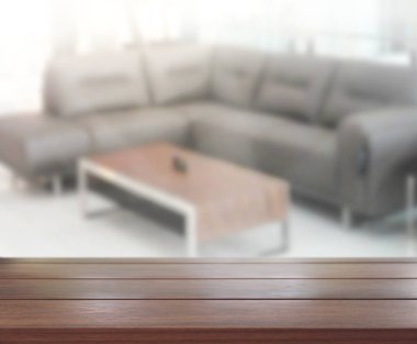Masa üstü ve arka planın bulanık oturma odası