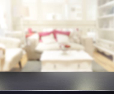 Masa üstü ve arka planın bulanık oturma odası