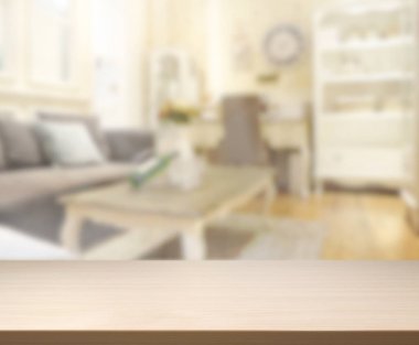 Masa üstü ve arka planın bulanık oturma odası