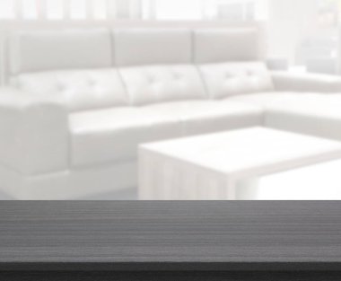 Masa üstü ve arka planın bulanık oturma odası