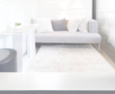 Masa üstü ve arka planın bulanık oturma odası