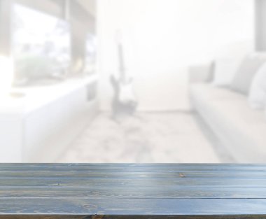 Masa üstü ve arka planın bulanık oturma odası