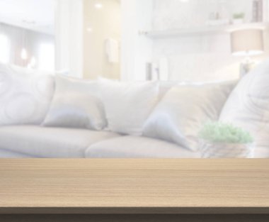 Masa üstü ve arka planın bulanık oturma odası