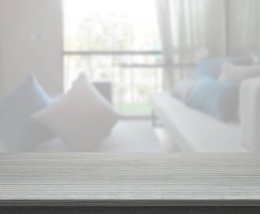 Masa üstü ve arka planın bulanık oturma odası