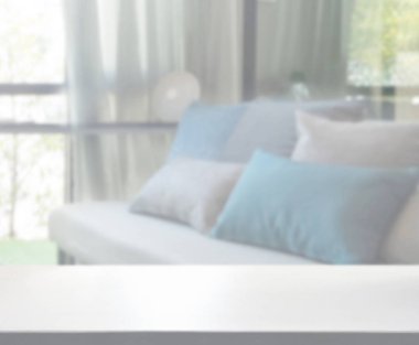 Masa üstü ve arka planın bulanık oturma odası