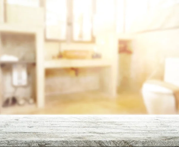 Стіл Топ і розмита ванна кімната фону — стокове фото
