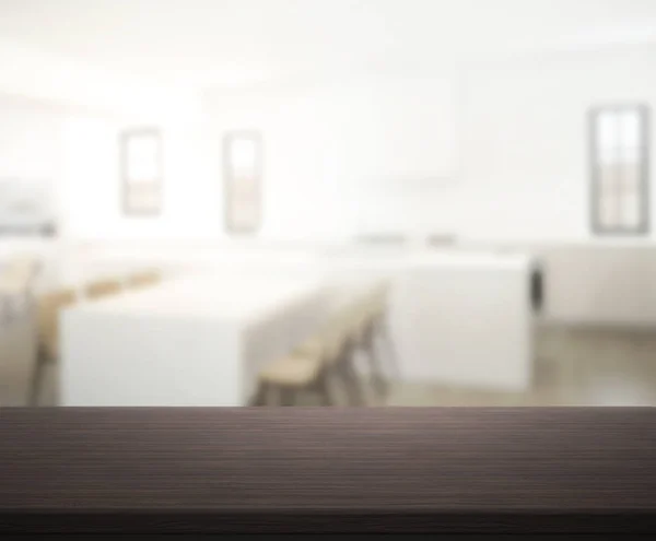 Топ стола и размытая комната Китчен на фоне — стоковое фото
