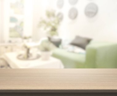 Masa üstü ve arka planın bulanık oturma odası