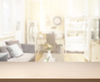 Masa üstü ve arka planın bulanık oturma odası