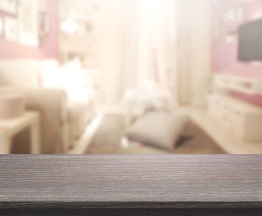 Masa üstü ve arka planın bulanık oturma odası