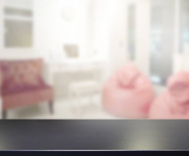 Masa üstü ve arka planın bulanık oturma odası