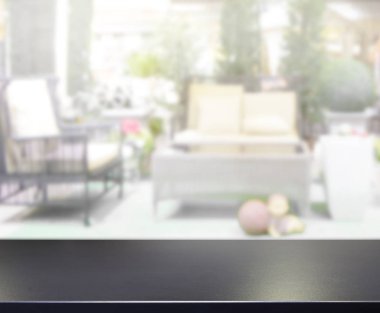 Masa üstü ve arka planın bulanık oturma odası