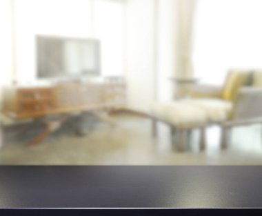 Masa üstü ve arka planın bulanık oturma odası