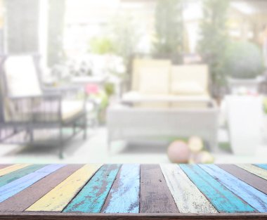 Masa üstü ve arka planın bulanık oturma odası