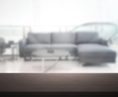 Masa üstü ve arka planın bulanık oturma odası