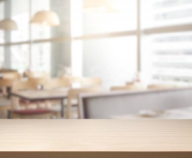 Arka plandaki masa üstü ve bulanık restoran