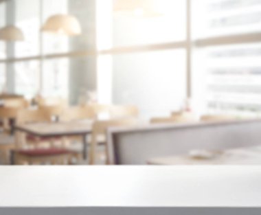 Arka plandaki masa üstü ve bulanık restoran